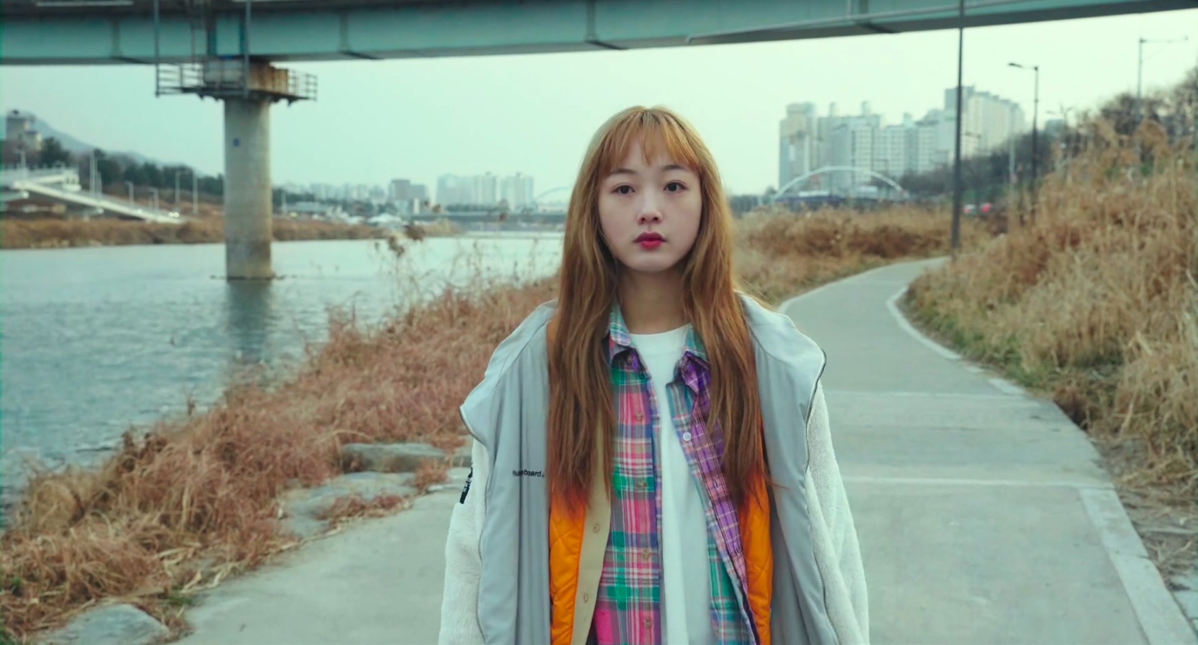 凭借今年4月在韩国上映的电影《大人们不懂》，李瑜美斩获韩国釜日电影奖最佳新人女演员。